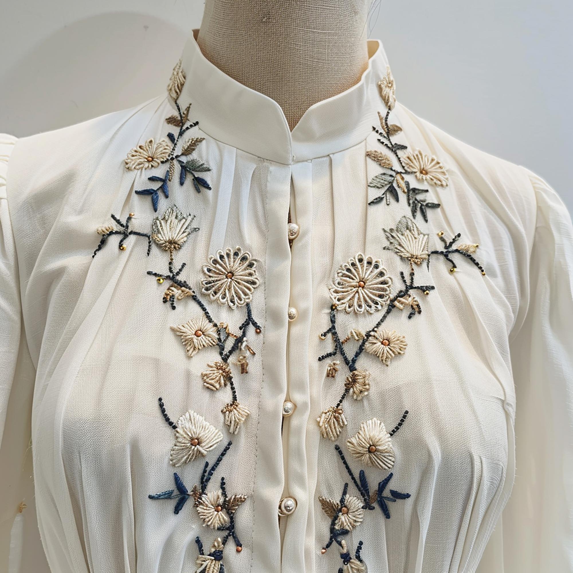 broderie florală pe bluză de mătase